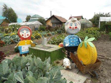 Tee-se-itse-kesämökin käsitöitä puutarhan koristamiseen. Kuva Erilaisia käsitöitä kesämökin sisustamiseen. Kuva