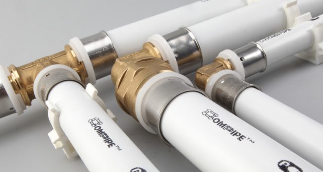 metal-plastrør med forskellige diametre