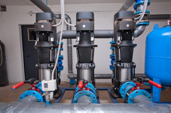 minihydraulisk pumpestation til at øge trykket i en lejlighedsbygning