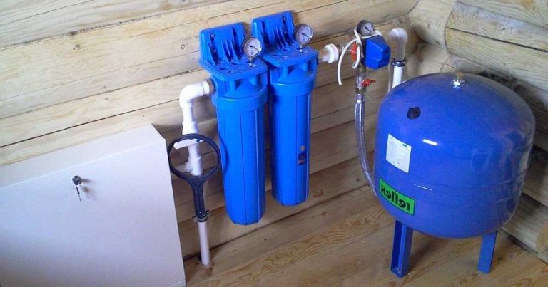 Hydraulisk reservoir tilsluttet systemet