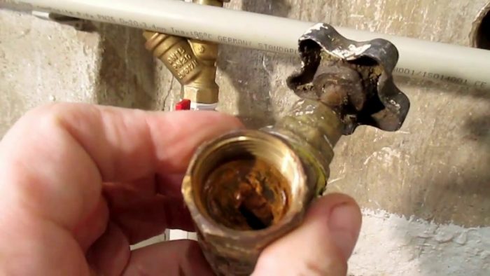 Sådan skabes vandtryk i et privat hus: måder at håndtere problemet på