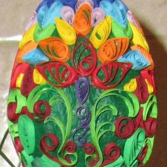 Dekoratívne vajíčko technikou quilling Dekoratívne quillingové vajíčko na Veľkú noc