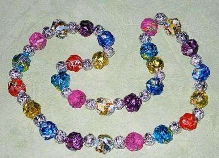 Fóliu nakrájajte na rovnaké štvorce a vyvaľkajte z nej husté guličky