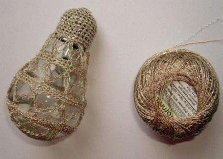 DIY dekorácia zo žiaroviek a pytloviny na vianočnom stromčeku