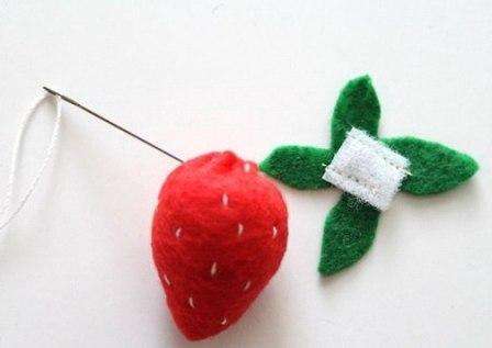 Leikkaa vihreästä huopasta kannat (häntä) ja ompele siihen pieni pala tarranauhaa