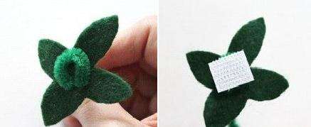 Otamme toisen langan ja leikataan vihreästä huopasta toinen leike, ompelemme sen lankaan ja kiinnitämme marjamme siihen