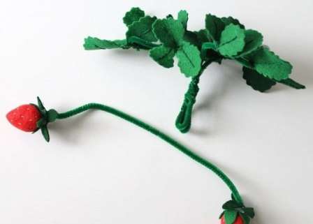 Leikkaa kukka, jossa on 5 terälehteä valkoisesta huopasta, ompele pieni keltainen kartio keskelle - keskelle