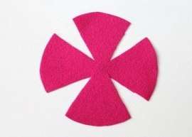 Otamme toisen langan ja leikataan vihreästä huopasta toinen leike, ompelemme sen lankaan ja kiinnitämme marjamme siihen