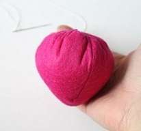 Ompelemme kaikki leikkaukset, täytämme tuloksena olevan työkappaleen synteettisellä talvisuoja -aineella