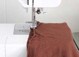 sitten kaikki on sama kuin sukkahousuissa: täytämme sen synteettillä, ompelemme sivun ja laitamme