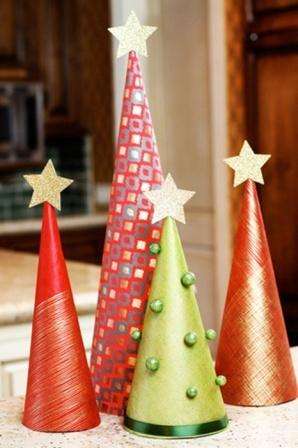 Joulukuusi paperipakkauksista lahjaksi