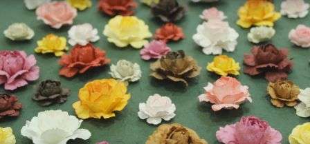 كيف تصنع وردة بسيطة من الورق بيديك: الصور والفيديو MK