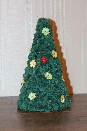 Her er nogle hjemmelavede juletræer lavet af pomponer: