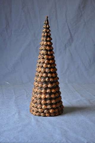 Toppen af ​​sådan et juletræ vil være den sædvanlige krydderurter. Lim det helt til toppen.