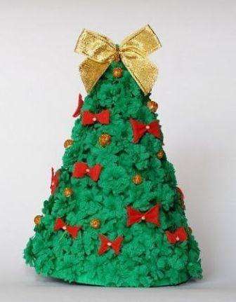 DIY juletræ lavet af pomponer