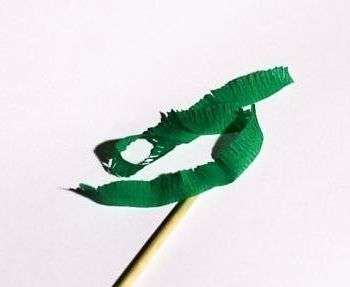 Hvis du tager bølgepapir, skal du sno det rundt om en tandstikker, som vist på billedet.