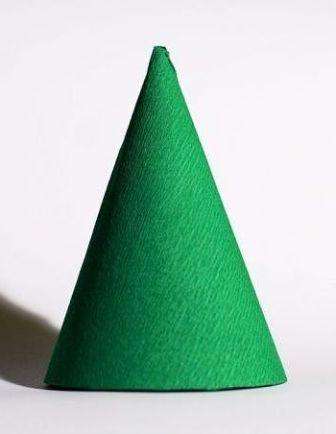 For at lave basen skal du tage almindelig pap (gamle skokasser gør), rulle den op med en kegle