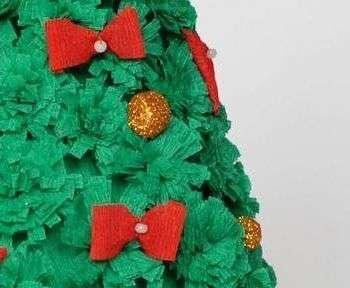 Derefter begynder vi at lime pomponerne til papbunden.