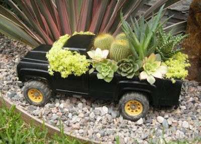 DIY -maisemasuunnittelu talon lähellä. Kuinka sisustaa kesämökki omin käsin romumateriaaleista. Kuva