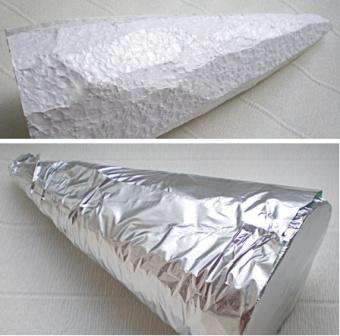 Existuje mnoho spôsobov, ako vyrobiť vianočný stromček z rôznych materiálov. Najdôležitejšou vecou je správne pripraviť základňu. Na to nie je potrebné používať lepenku, môžete sa pokúsiť vystrihnúť kužeľ z peny a zabaliť ho fóliou.