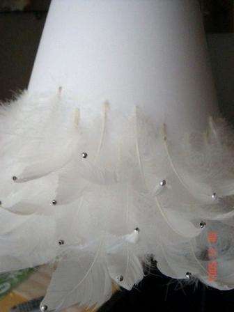 Joulukuusen runko valmistetaan erikseen. Tätä varten pahvi- tai paksu paperiarkki on rullattava kartioon ja liimattu. Jotta tällainen kehys ei kääntyisi, voit liimata paperi- tai kangasnauhan alaosaan sisäpuolelta.