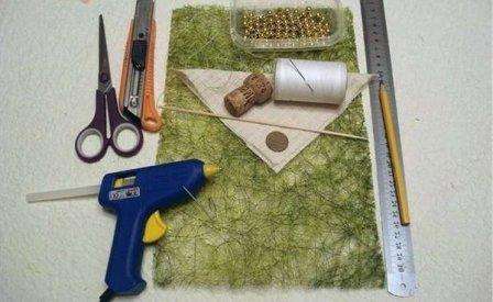 Ας ξεκινήσουμε λοιπόν να φτιάχνουμε ένα χριστουγεννιάτικο δέντρο. Αυτό που χρειαζόμαστε: