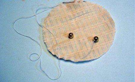 Τοποθετούμε το κούτσουρο κενό στο κέντρο του κύκλου και σφίγγουμε το νήμα