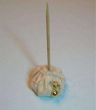 Μετά το σχεδιασμό του κούτσουρου και του κορμού, παίρνουμε με σιγουριά το στέμμα της ομορφιάς της Πρωτοχρονιάς