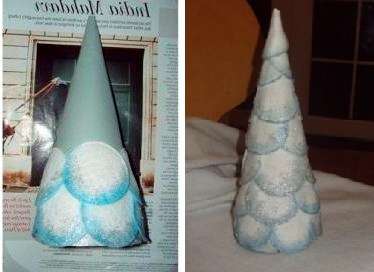 Jäljellä on liimata puuvillapehmusteet pahvikartion päälle. Aloita alhaalta ja kiinnitä yksityiskohdat ruutukuvioon, jotta joulukuusi näyttää visuaalisesti pörröiseltä.