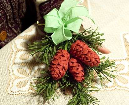 Yhdistä kartio männynoksaan. Voit myös tehdä ylimääräisen kauniin jousen, joka täydentää veneesi alkuperäisellä tavalla.