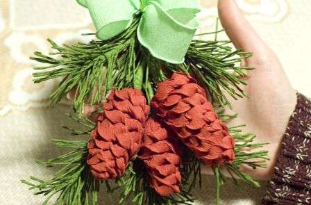 Kuusen oksa aaltopahvikartion kanssa. Mestariluokka