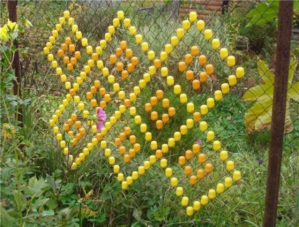 koristeellinen aita muovipulloista