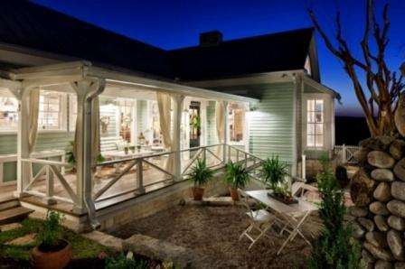 Jotta et häpeäisi naapureidesi uteliaista katseista, ripusta verhot tai järjestä kasvillisuuden suoja.