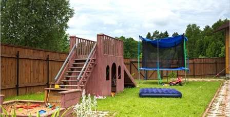 Lasten leikkipaikan muodostamisen jälkeen siirrymme talon edessä olevan alueen järjestämiseen