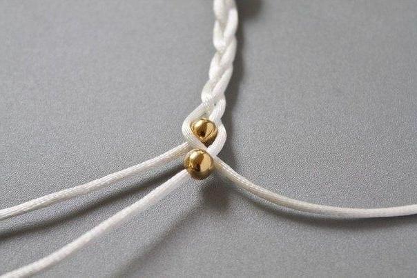 Hlavný materiál na výrobu náramku musí byť rozdelený na tri rovnaké časti, po 30 centimetroch