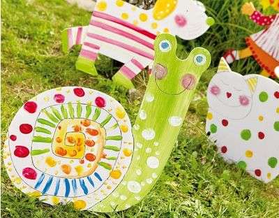 Aby boli farby sýtejšie, naneste farby v dvoch vrstvách. Slimák je pripravený, zostáva mu vybrať si útulný kútik v tieni stromov.