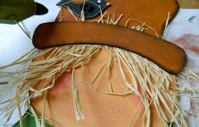 Na lepenie jednotlivých prvkov by mala byť použitá napríklad strana klobúka, nosa, očí, ozdobné prvky na hlave, syntetické, bielkovinové alebo akékoľvek lepidlo na drevo. PVA nie je na tieto účely vhodný, pretože produkt jednoducho namočí. To platí pre akékoľvek lepidlo na vodnej báze.