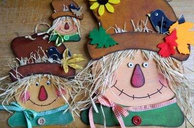 Pri vyfarbovaní figúrky nezabudnite pridať tiene napríklad do klobúka Strašiaka. Sčervenanie na lícach a sisalových vlasoch, stužky, gombíky dodajú kompozícii živosť.