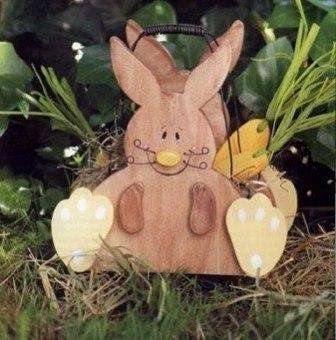 Ak podľa predstavy potrebujete nechať figurínu nenamaľovanú, bude sa vám hodiť brezová preglejka so živou textúrou dreva. Farba bude lepšie pasovať na list borovicovej preglejky. Pri nákupe požiadajte predajcu, aby vám povedal o vlastnostiach preglejky vyrobenej z rôznych druhov dreva. Z výhod materiálu by sa mala venovať pozornosť šetrnosti k životnému prostrediu, trvanlivosti, odolnosti voči vode, jednoduchosti spracovania, flexibilite.