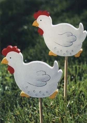 Zvážte tiež podporu dekoru. Vopred urobte kolíky, budú potrebné pre základňu. Tip: Ako kolíky sú vhodné odrezky lopaty dostupné v železiarstve. Z listu kresliaceho papiera urobte šablónu, nakreslite na ňu siluetu figúrky a vystrihnite.