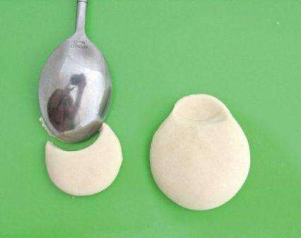 Riittää, kun teet pöllöhahmon suola taikinasta omin käsin. Tätä varten testi on jaettu lusikalla kahteen osaan - pää ja keho.