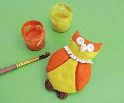 Pienistä suolataikinapalasista valmistetaan pöllön silmät ja nokka, jotka kiinnitetään päähän. Jäljellä on kuivata veneet ja aloittaa sen koristelu.