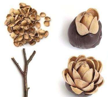 Tag en klump plasticine i valnødstørrelse og rul den til en kugle. Start derefter med at lave træstykker. Pistachio skaller, der sidder fast i skallen, vil efterligne træernes krone.