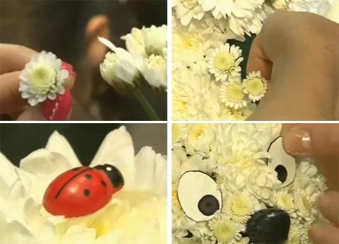 الآن قم بلصق الزهور المحضرة بالتساوي في الإسفنج حتى لا توجد فجوات.