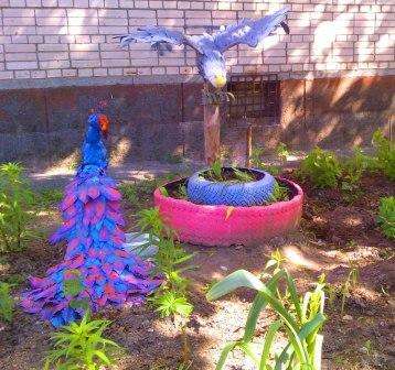 Paras tapa tehdä alkuperäinen vene on käyttää uusia materiaaleja. Kiinnitä huomiota lintuun muovipulloista.