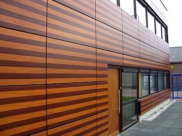 أولئك الذين يحبون التصميم الخارجي الخشبي ، ولكن لا توجد فرصة لشراء خشب طبيعي باهظ الثمن ، يجب عليهم إلقاء نظرة فاحصة على المواد الشبيهة بالخشب. هذا عبارة عن تحصينات خشبية أو ص