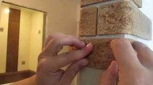 Fleksibel sten er med succes blevet brugt til at dekorere hjørner. I dette tilfælde opvarmes materialet med en konstruktion hårtørrer,