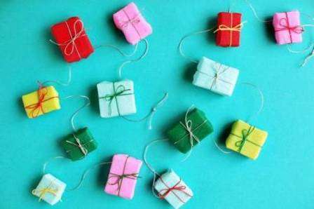 أمامك شريحة من الصناديق الصغيرة. وفقًا للخطة ، يلزم تحويل كل صندوق صغير من هذا القبيل إلى هدية مصغرة.