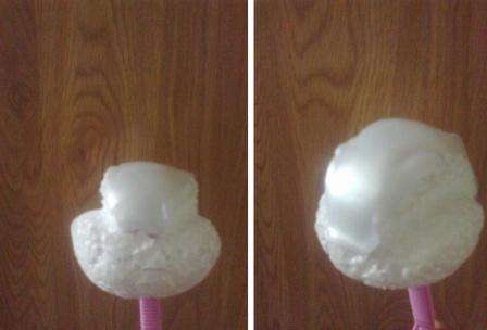 Τώρα πάρτε ένα καλαμάκι κοκτέιλ και ένα κομμάτι φελιζόλ. Κόψτε μια μπάλα από τον αφρό για να σχηματιστεί η βάση για το κεφάλι του περιστεριού. Μετά από αυτό, κόψτε το πάνω μέρος του κεφαλιού από το πλαστικό μπουκάλι και κολλήστε το στον αφρό.