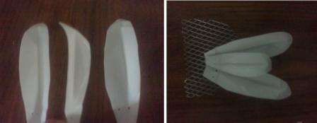 Κόψτε ξεχωριστά τα φτερά για τα φτερά, κάντε τρύπες σε αυτά και στερεώστε στο δίχτυ. Θα είναι βολικό να συνδέσετε τα φτερά του περιστεριού στο μοσχάρι με τη βοήθεια του διχτυού.